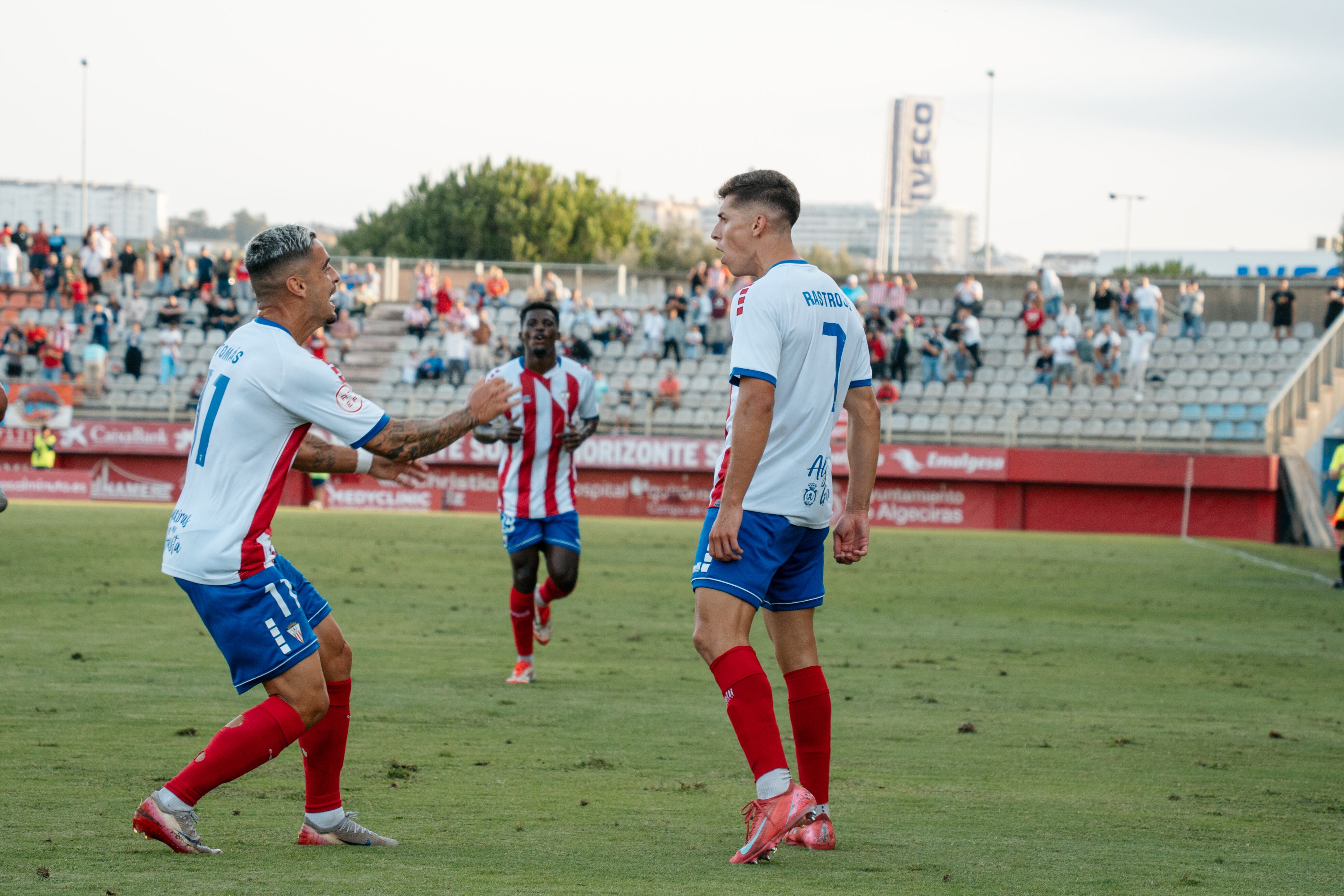 Tomás y Rastrojo celebran un gol