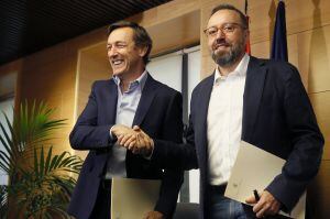 Els portaveus del PP, Rafael Hernando, i el de Ciutadans, Juan Carlos Girauta en la firma del pacte anticorrupció que permetrà iniciar les negociacions entre els dos partits.