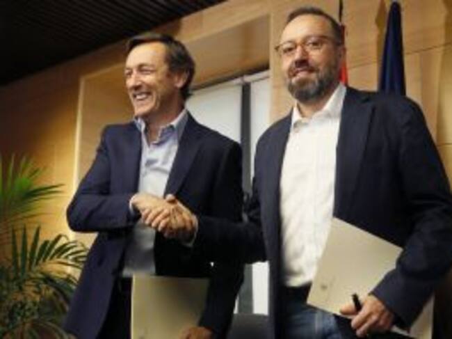 Els portaveus del PP, Rafael Hernando, i el de Ciutadans, Juan Carlos Girauta en la firma del pacte anticorrupció que permetrà iniciar les negociacions entre els dos partits.