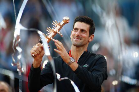 Novak Djokovic con el trofeo de ganador del Mutua Madrid Open