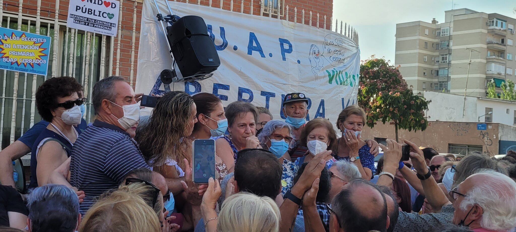 Decenas de personas han mostrado su apoyo a la directora del centro de salud Cuzco en Fuenlabrada