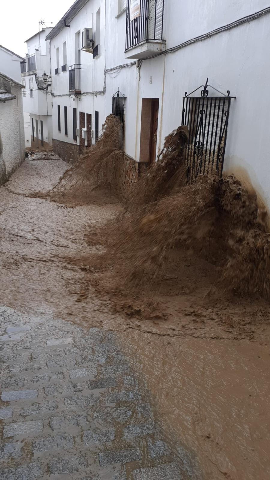 Las calles de Setenil de las Bodegas están completamente inundadas