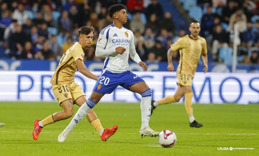 Adu Ares conduce un balón en el campo del Málaga