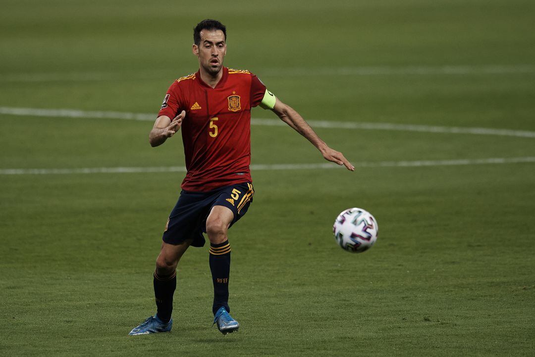 Sergio Busquets defendiendo a la selección española