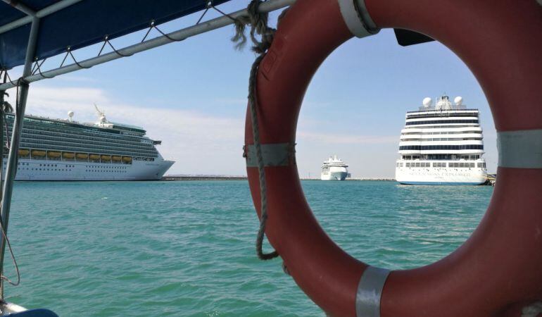 Tres cruceros con 6.000 turistas británicos y norteamericanos a bordo han atracado hoy en el Puerto de Alicante.