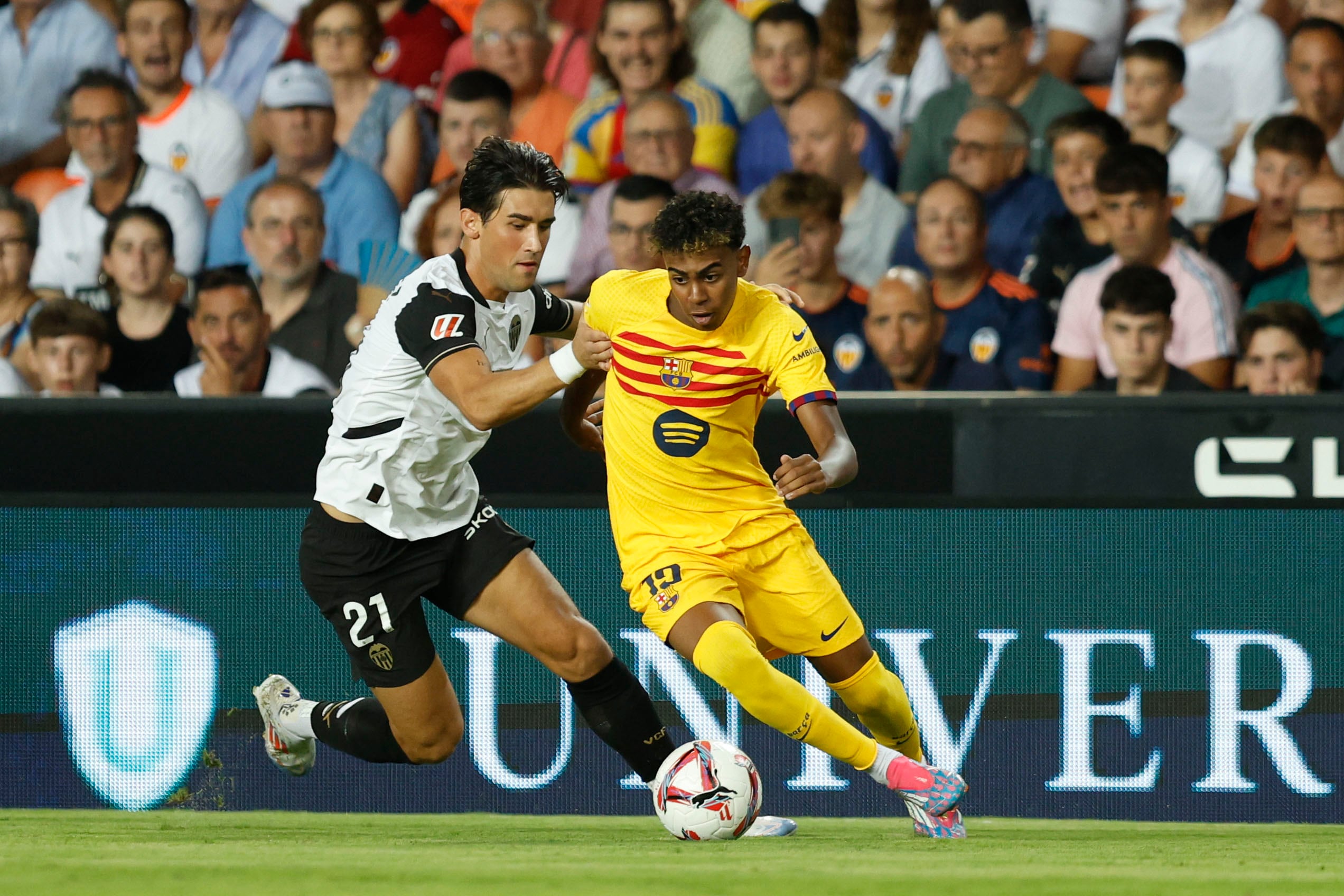 VALENCIA, 17/08/2024.- El delantero del FC Barcelona Lamine Yamal (d) lucha con Jesús Vázquez, del Valencia CF, durante el partido de LaLiga que Valencia CF y FC Barcelona disputan este sábado en el estadio de Mestalla, en Valencia. EFE/Biel Aliño
