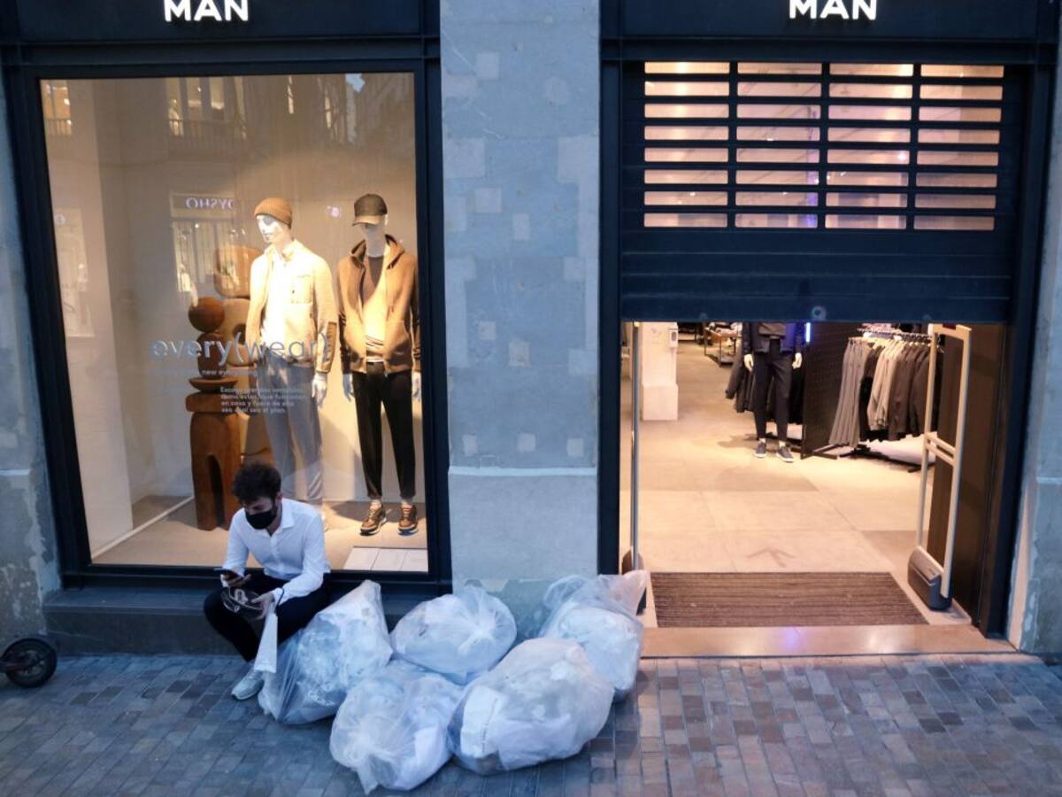 Comerciantes y hosteleros de Málaga afrontan el cierre de la actividad no esencial con preocupación