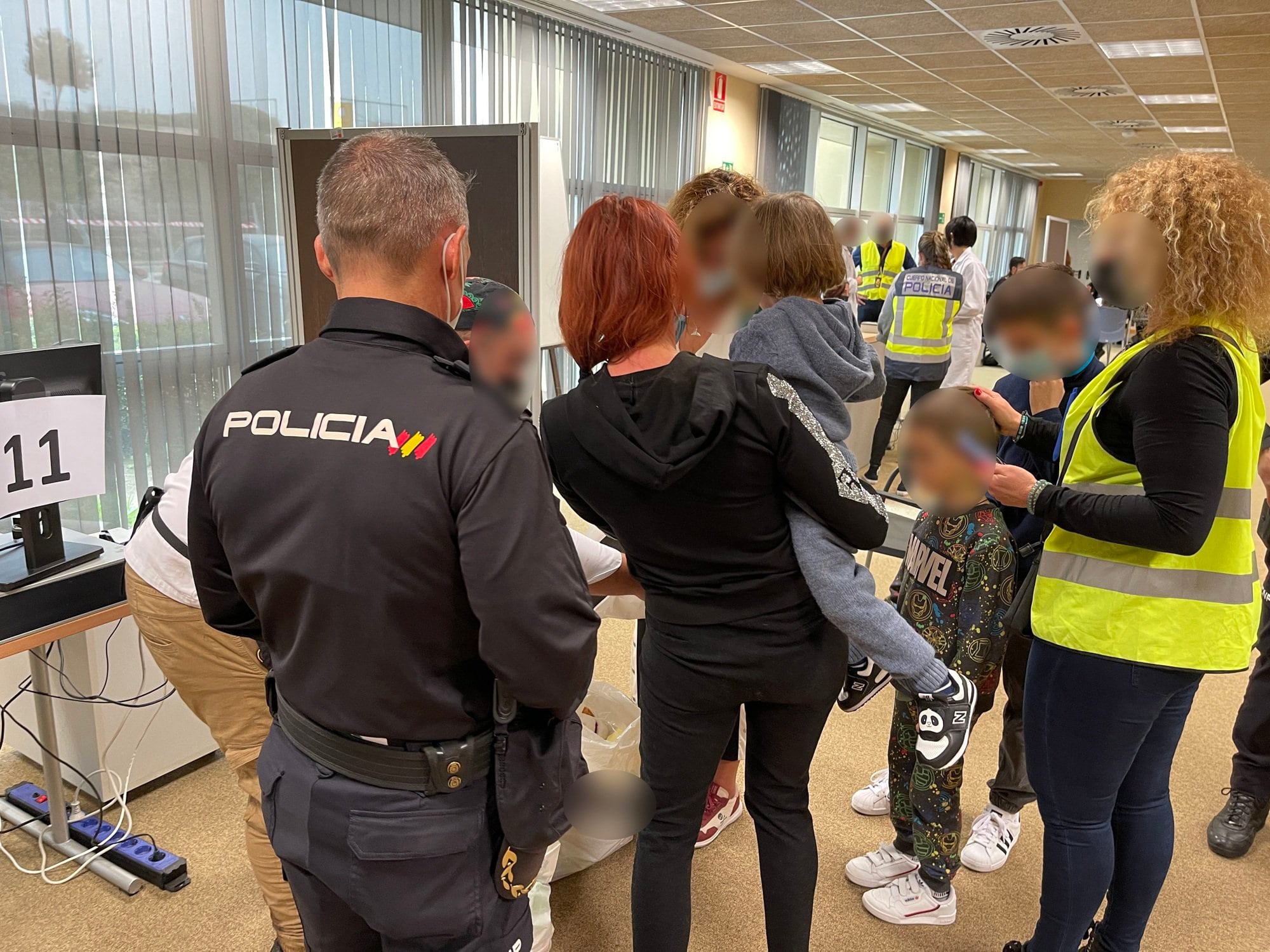 La Policía comienza a atender a refugiados ucranianos en la Comisaría de la Ciudad de la Luz, en Alicante, para regularizar su estancia. Foto: Policía Nacional