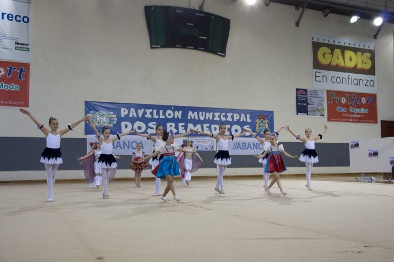 Actuación das ximnastas do pavillón ourense, durante o torneo.