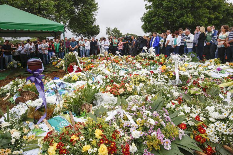 Familiares, amigos e hinchas asisten hoy, domingo 4 de diciembre de 2016, al funeral de presidente del club brasileño Chapecoense, Sandro Luiz Pallaoro, realizado en la ciudad de Chapecó (Brasil). Pallaoro es una de las víctimas del accidente del avión qu