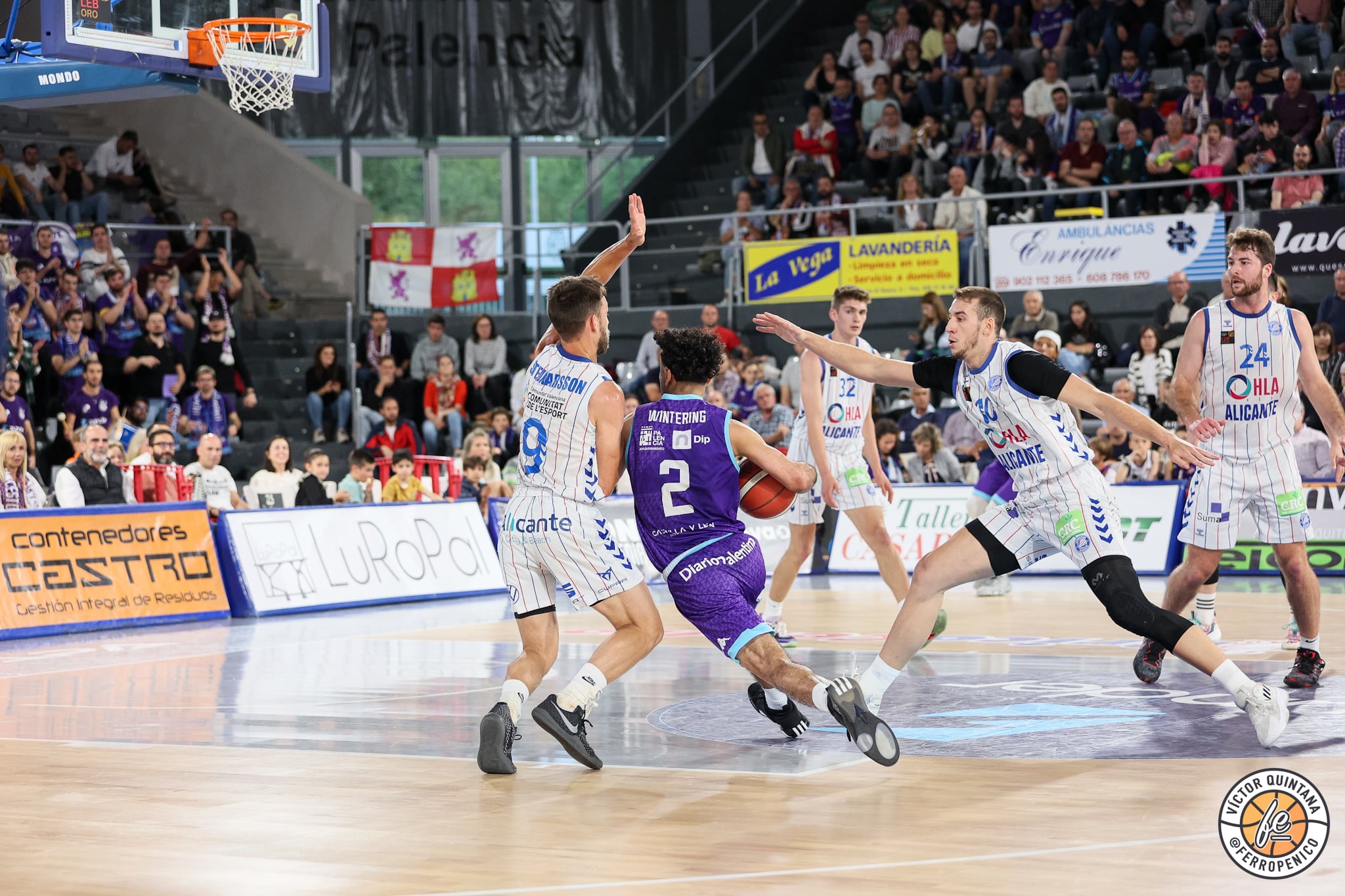 Wintering entra a canasta ante la defensa del HLA Alicante. Foto: Zunder Palencia (Victor Quintana)