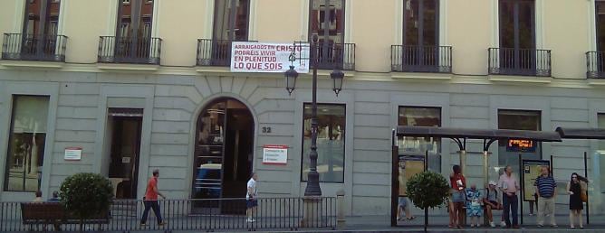 Fachada de la Consejería de Educación de la Comunidad de Madrid, con carteles alusivos a la JMJ