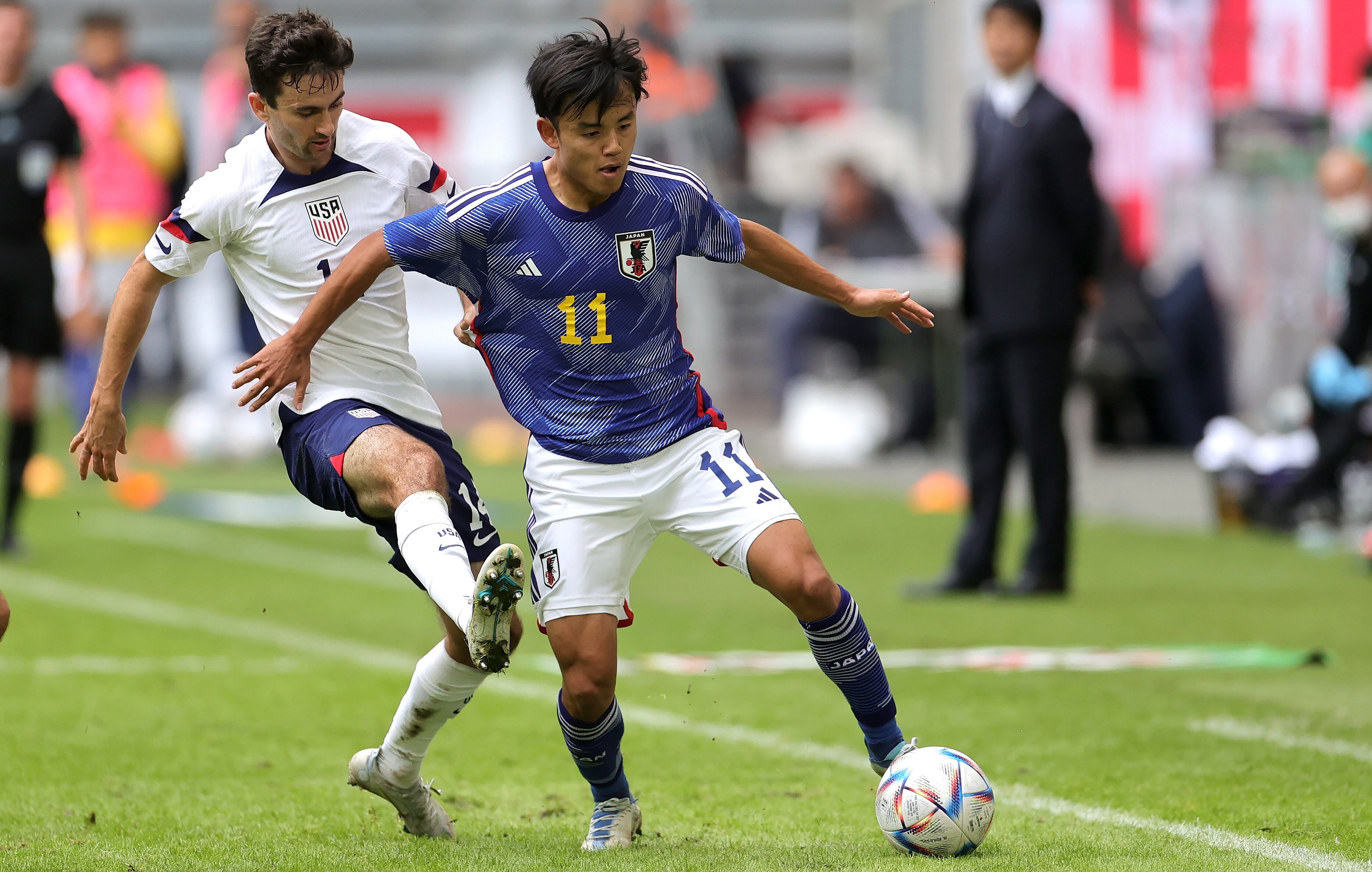 Duesseldorf (Germany), 23/09/2022.- Luca de la Torre of the US (L) and Takefusa Kubo of Japan (R) in action during the International Friendly soccer match between Japan and US in Duesseldorf, Germany, 23 September 2022. (Futbol, Amistoso, Alemania, Japón, Estados Unidos) EFE/EPA/FRIEDEMANN VOGEL
