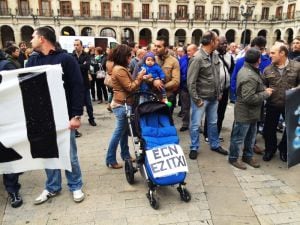 Trabajadores de Cablenor se manifiestan frente al Ayuntamiento de Vitoria