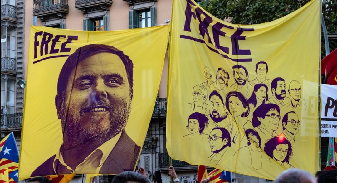 Manifestantes con pancartas en apoyo a Junqueras y el resto de encarcelados y fugados