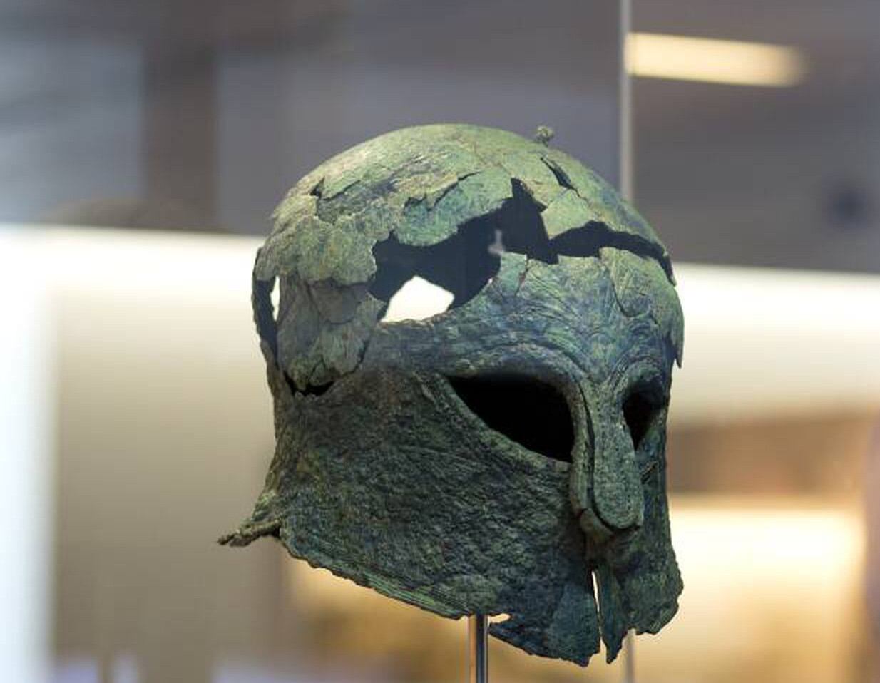 Casco corintio de bronce de la Tumba del Guerrero, expuesto en el Museo de Málaga
