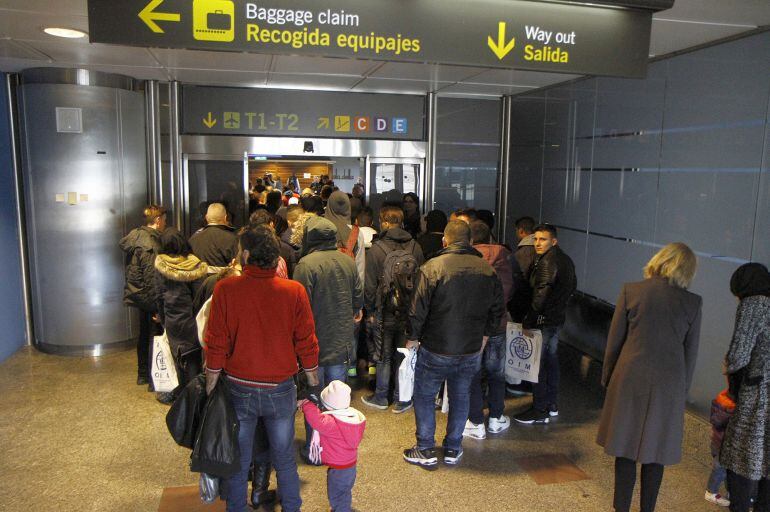 GRA209. MADRID, Fotografía facilitada por el Ministerio del Interior de la llegada de 198 refugiados procedentes de Grecia este mediodía al aeropuerto Adolfo Suárez Madrid-Barajas, el grupo más grande desde el inicio del proceso de reubicación, ya son 898