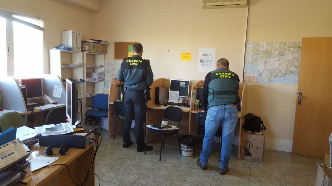 Miembros de la Guardia Civil durante la operación