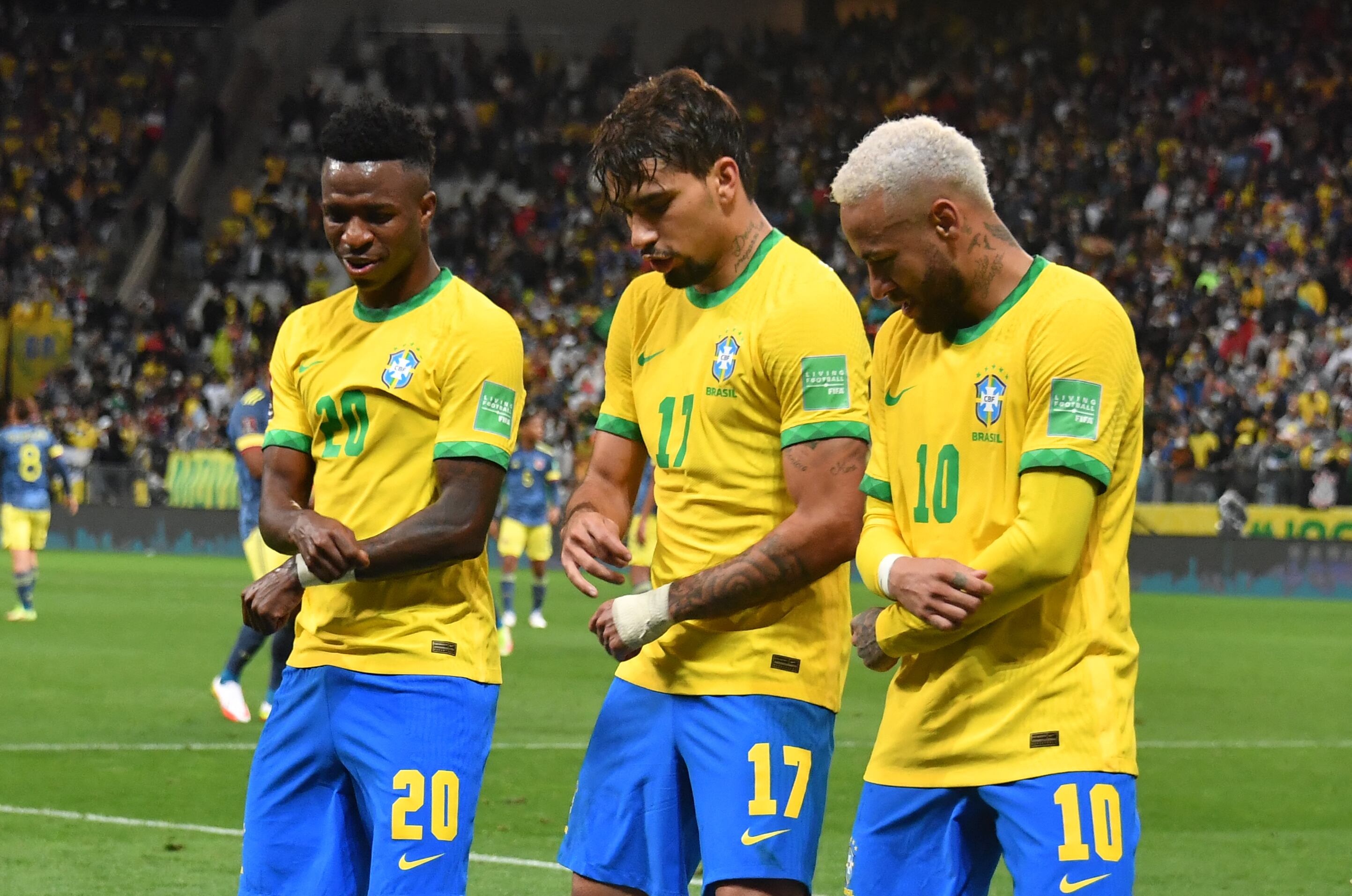 Vinicius, Paquetá y Neymar (de izquierda a derecha) celebran un gol con la Selección Brasileña.