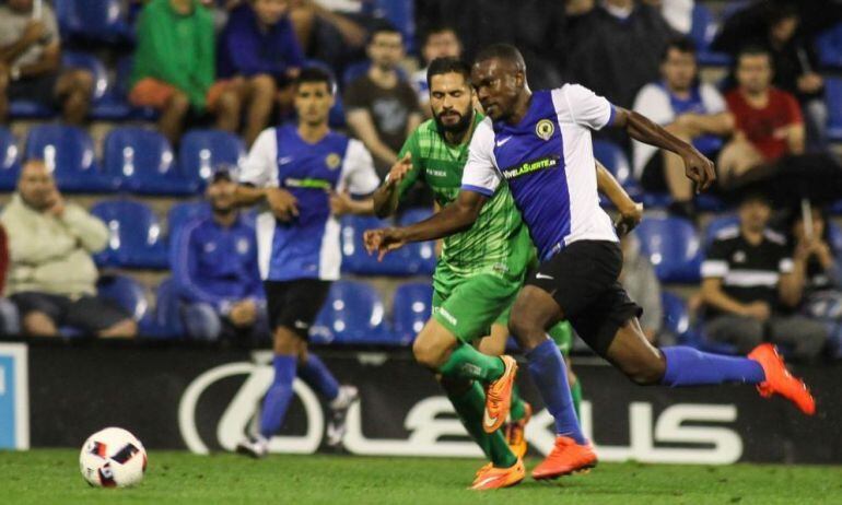 Omgba pelea un balón frente al Cornellà