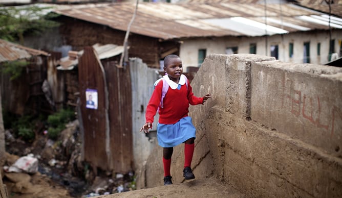 Elizabeth Atenio acude a la escuela en Kibera, Kenia