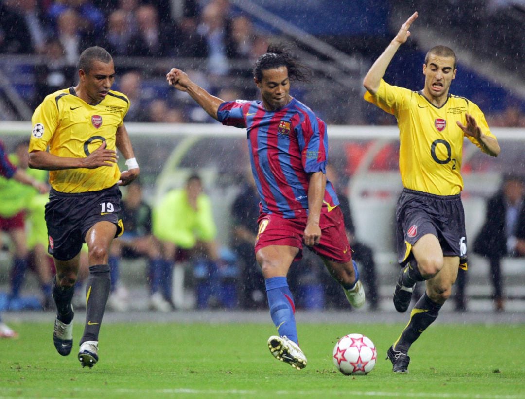 Durante la final de la UEFA Champions League del año 2006 el jugador del FC Barcelona, Ronaldinho (C), dispara a puerta ante la oposición de los jugadores del Arsenal FC Gilberto (I) y Mathieu Flamini, actualmente en el Getafe C.F.