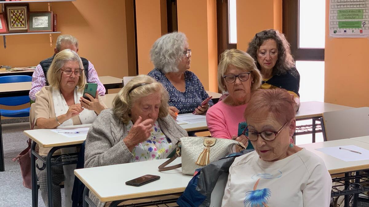 La brecha digital de los mayores: "Mi móvil tiene vida propia"