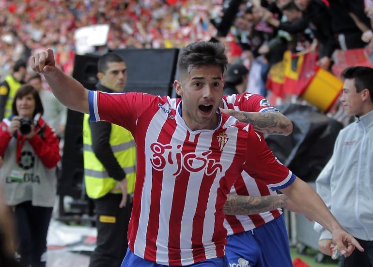 GRA386. GIJÓN, 15-05-2016.- El centrocampista del Sporting de Gijón Jony Rodríguez celebra el gol que ha marcado, el primero del equipo ante el Villareal, durante el partido de la 38 y última jornada de la Liga de Primera División que se juega hoy en el M