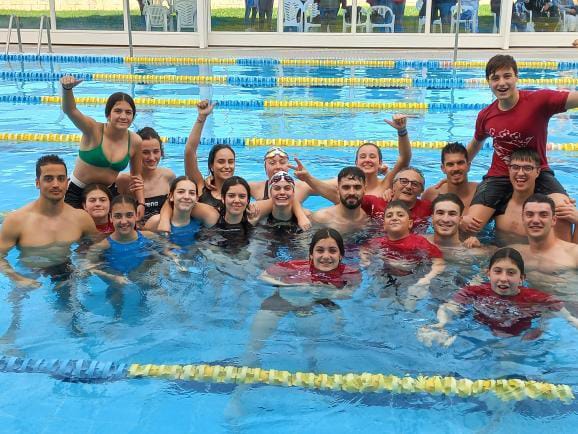 El equipo de natación del Centro Excursionista Eldense vuelve a recuperar sensaciones