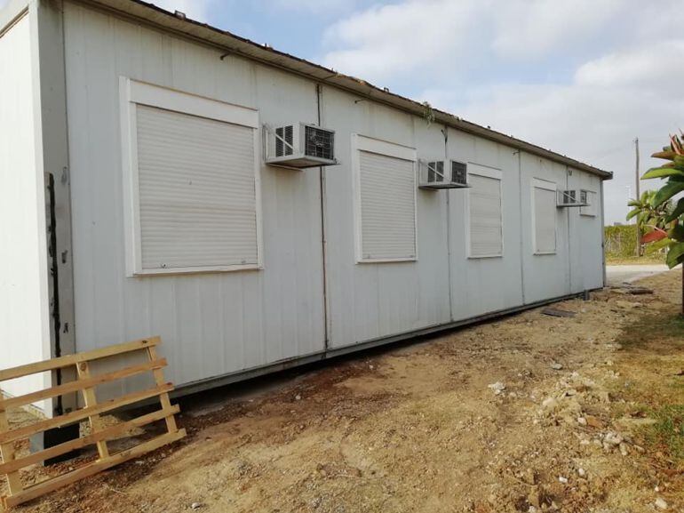 Imagen exterior de las aulas prefabricadas que se han instalado en el centro