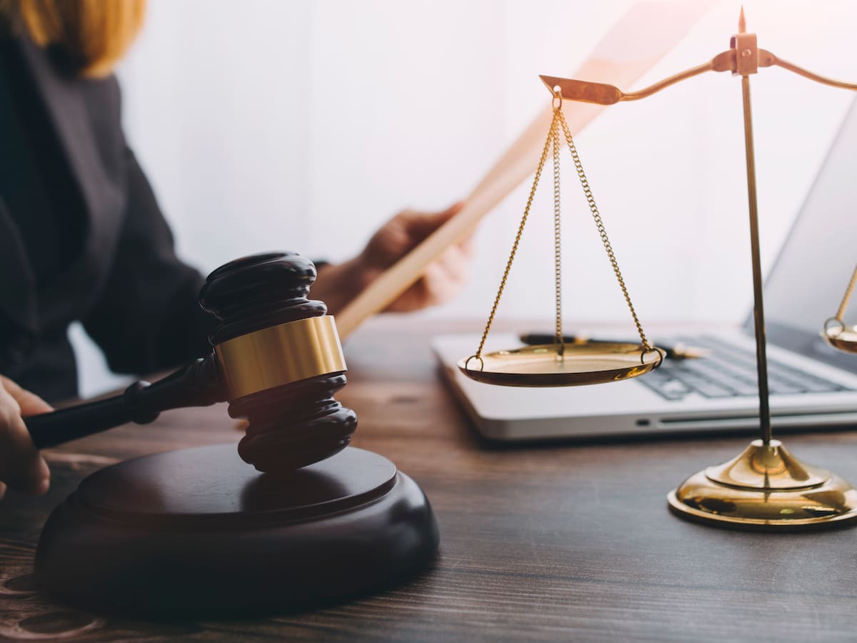 Pensar antes de juzgar: dilemas jurídicos