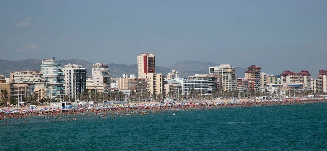 Imagen de archivo de la playa de gandia en pleno verano. 