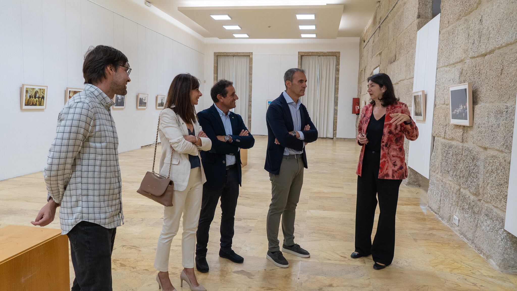 Enrique Cabaleiro, alcalde de Tui (segundo por la derecha), junto a representantes de Abanca, AFundación y la Biblioteca municipal