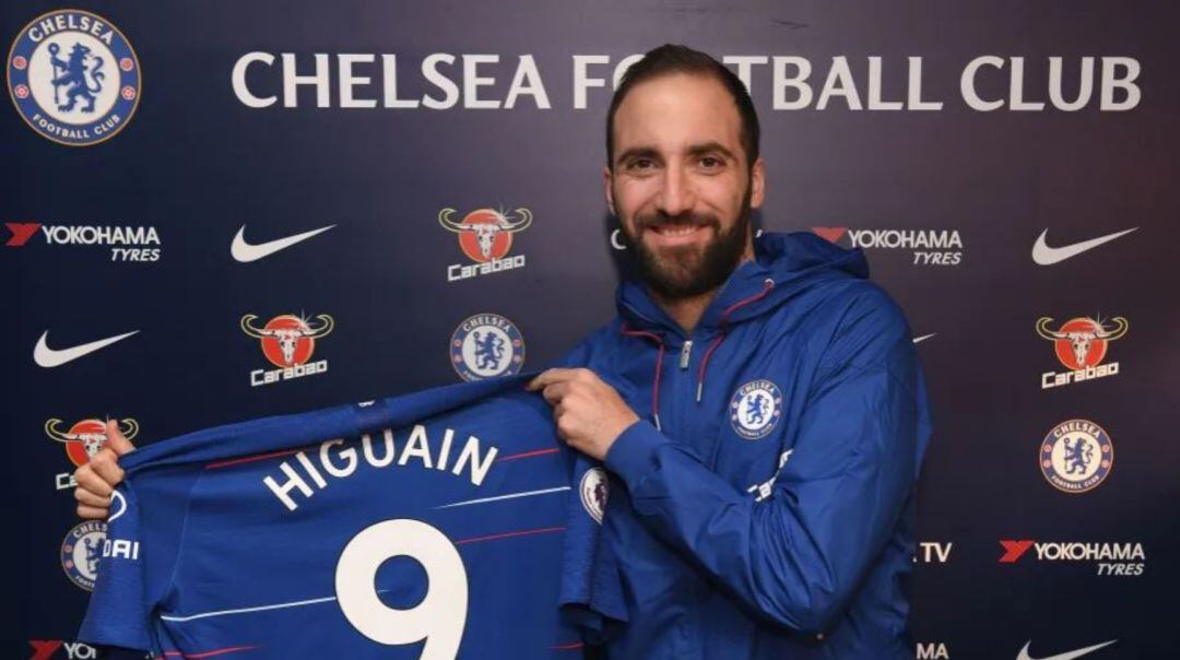 Higuaín posa con la camiseta del Chelsea. 