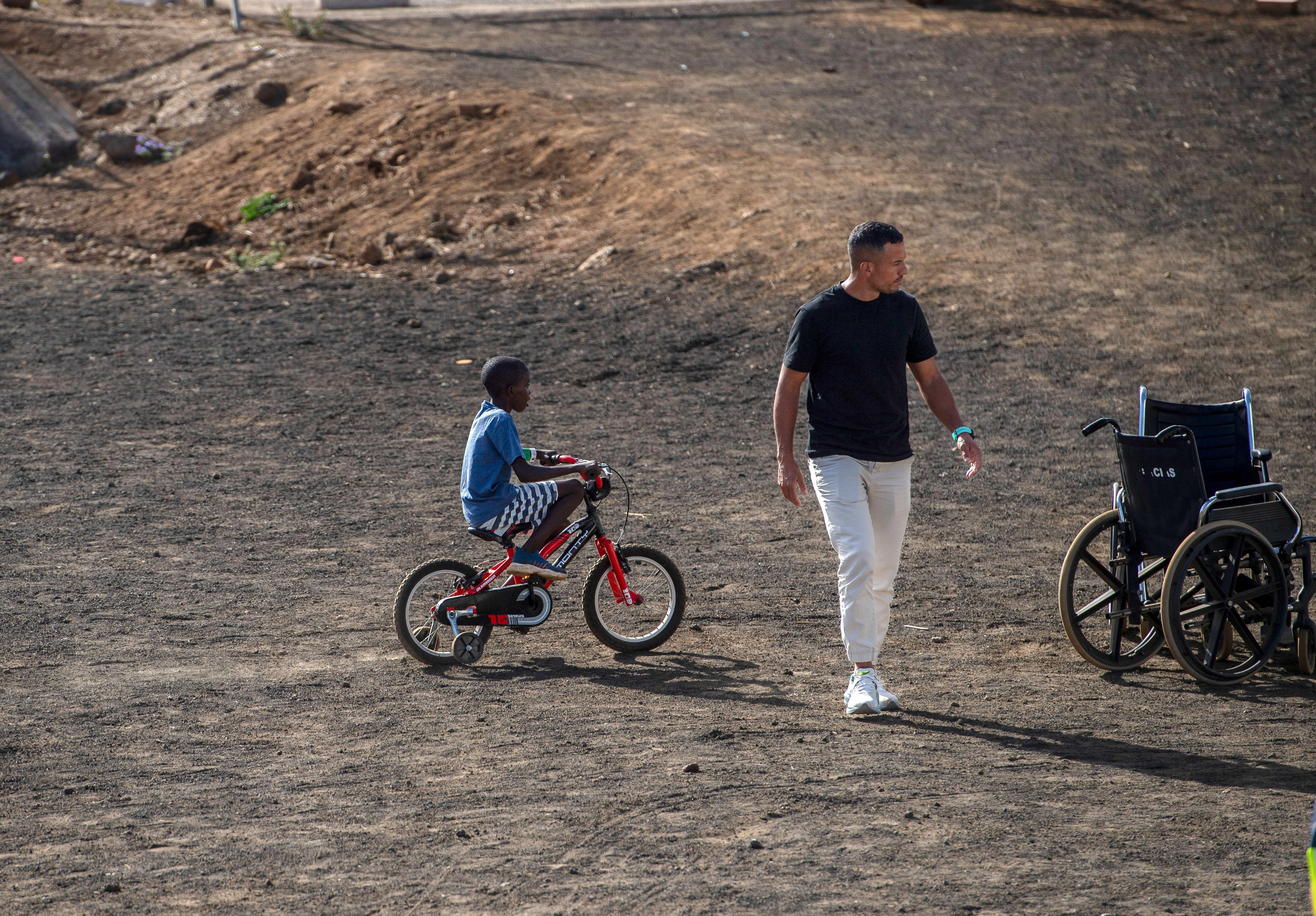 Un niño llegado en patera a El Hierro