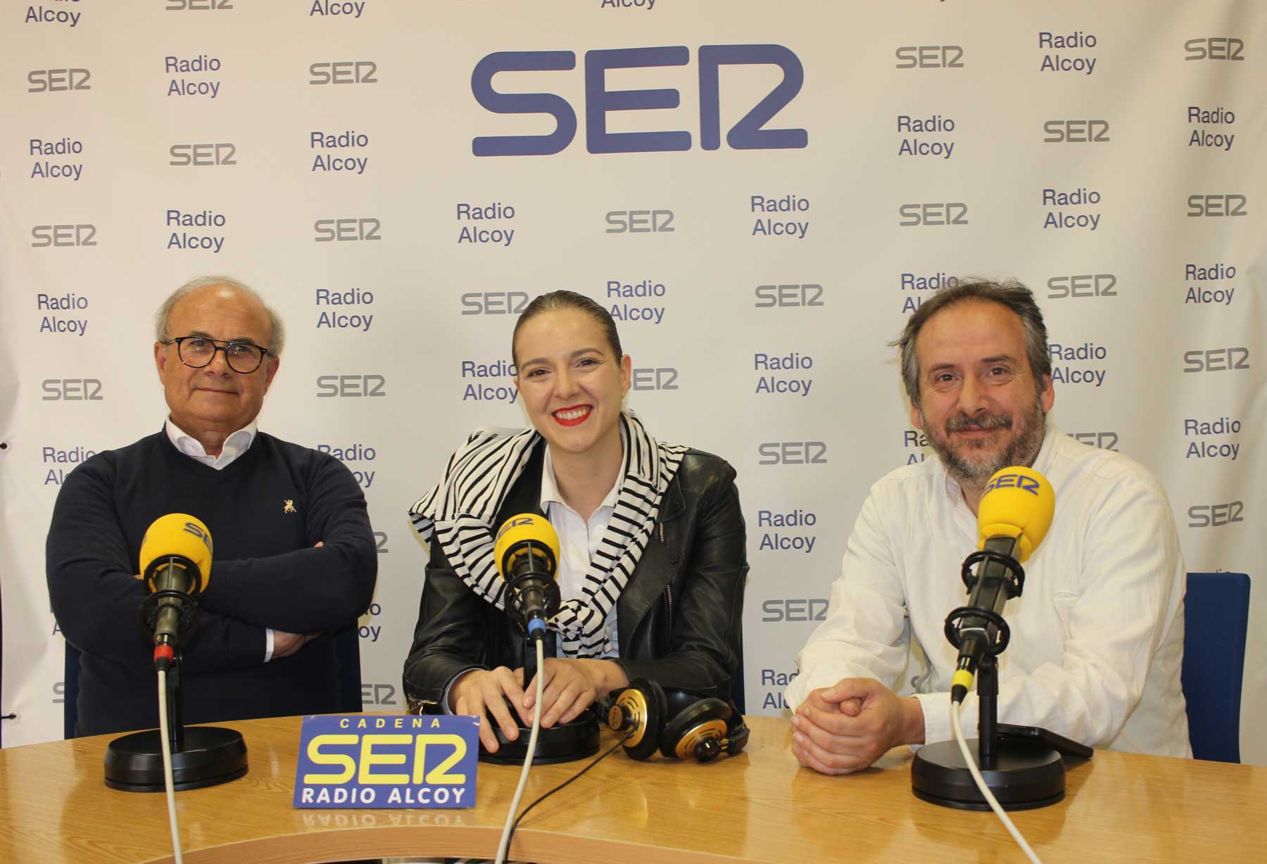 Miguel Ferrándiz, Teresa Albero y Juan Antonio Recuerda, en el estudio central de Radio Alcoy