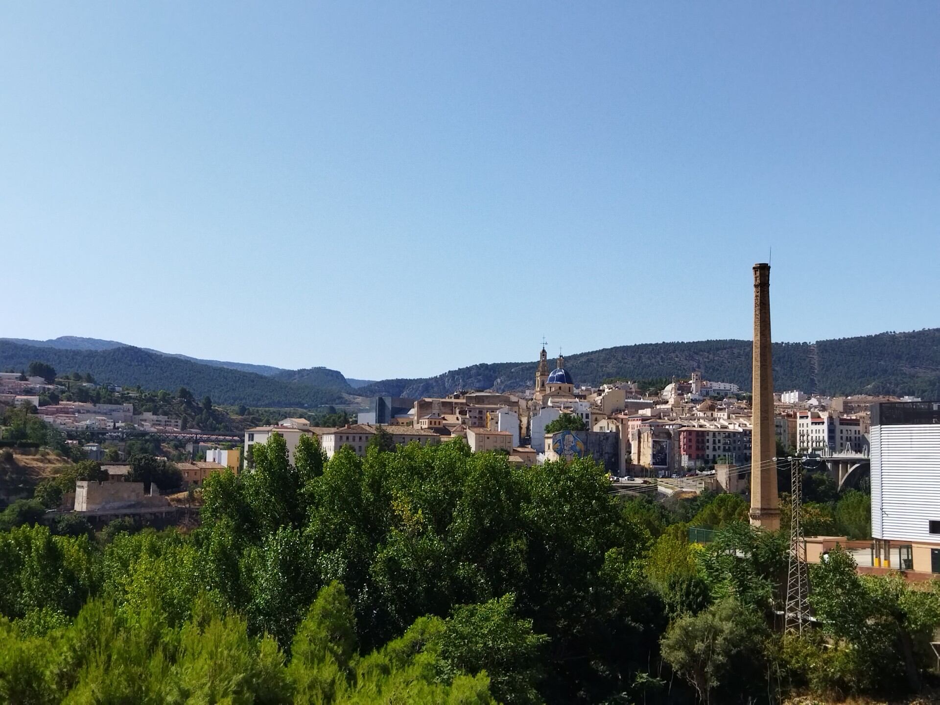 Una vista del centro de Alcoy desde el Pont de la Petxina.