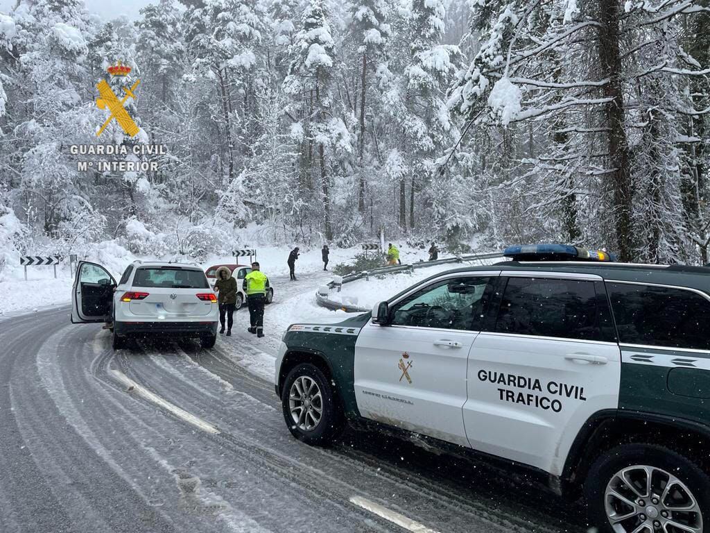 La Guardia Civil ha ayudado en las carreteras durante el temporal