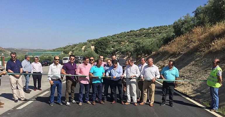 El presidente de la Diputación, Francisco Reyes, inaugura las obras de acceso a Torres este pasado verano.