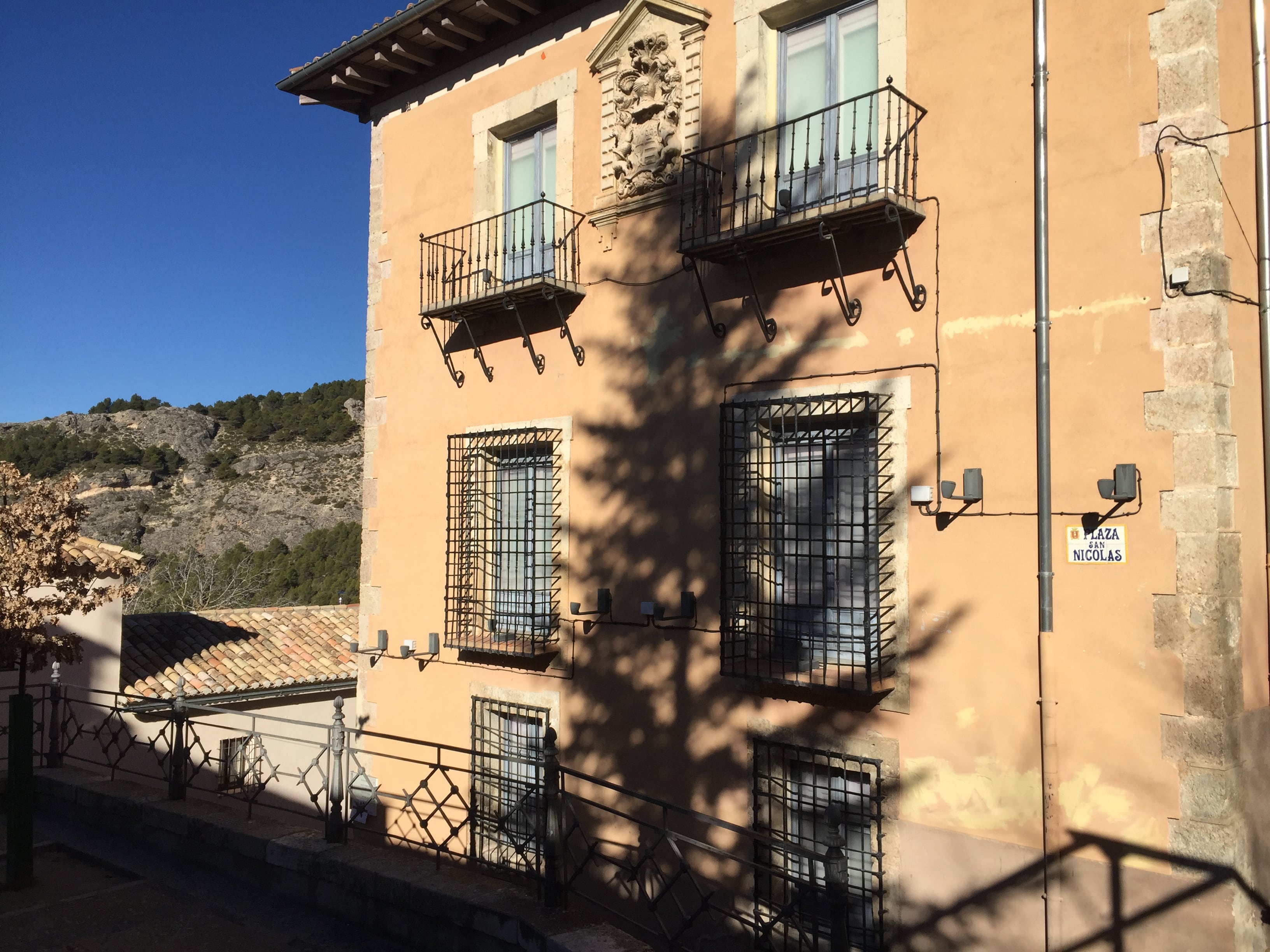 Fachada de la Casa Zavala a la placeta de San Nicolás en el casco antiguo de Cuenca.