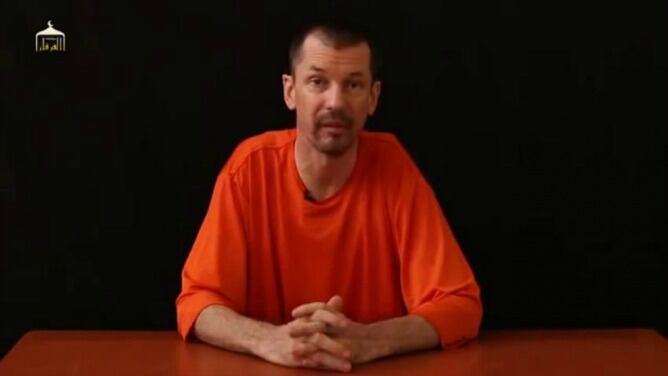 Captura de pantalla del vídeo de Youtube que presuntamente muestra al rehén británico, John Cantlie.