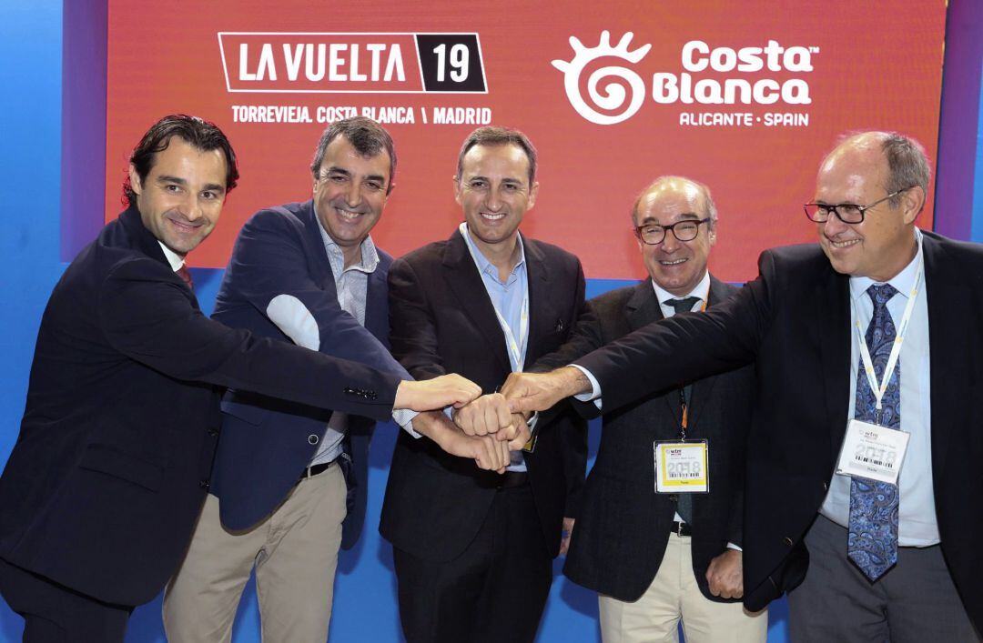 El presidente de la Diputación de Alicante, César Sánchez (c), y el director general de la Vuelta España, Javier Guillén