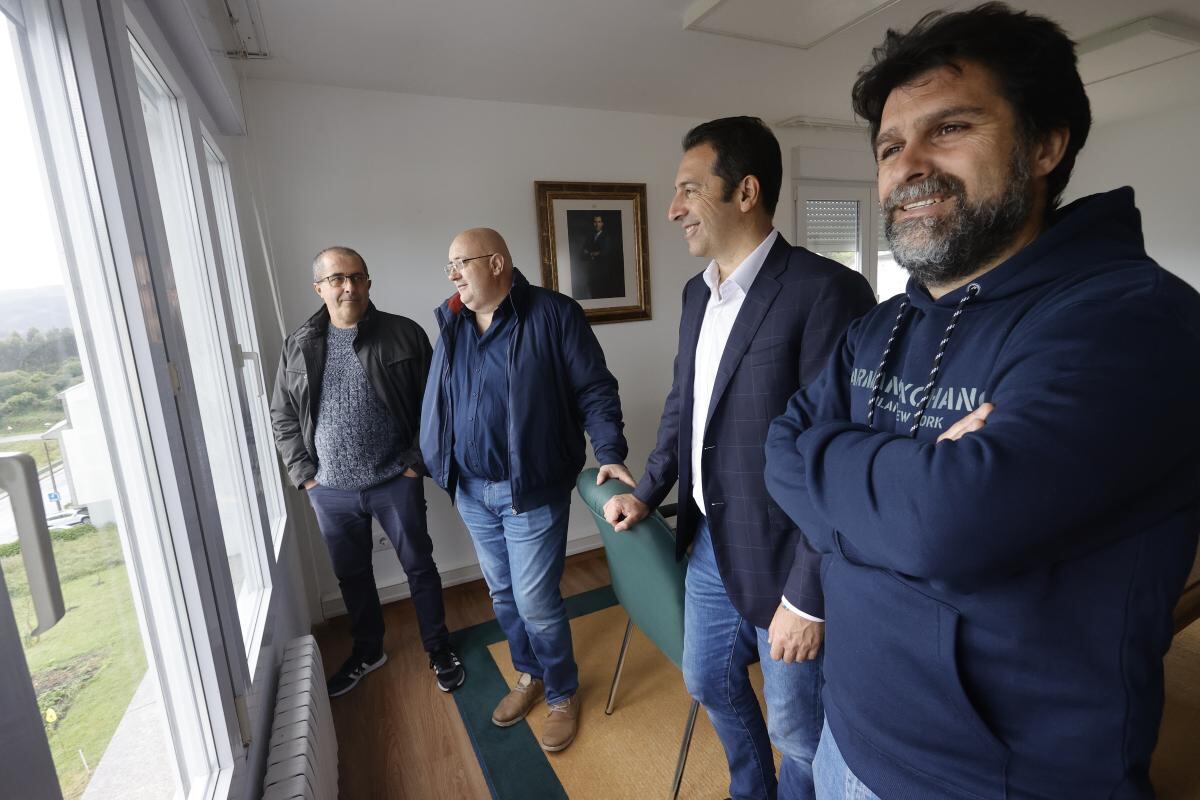 El conselleiro do Mar, Alfonso Villares, en su visita de este martes a Mañón (foto: Xunta de Galicia)