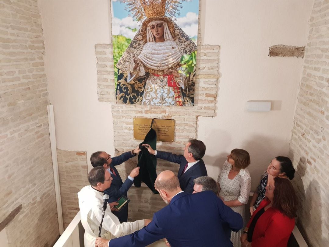 El alcalde Juan Espadas y el hermano mayor de la Esperanza de Triana, Alfonso de Julios, proceden a descubrir la placa que recuerda el acto de bendición de las nuevas instalaciones del Centro de Apoyo Infantil