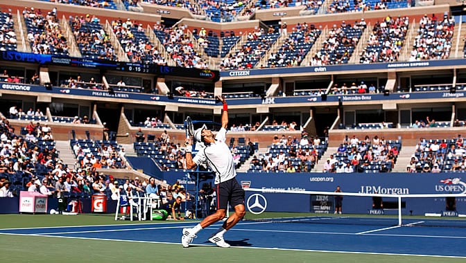 Djokovic saca en su partido ante Ferrer en la semifinal del US Open