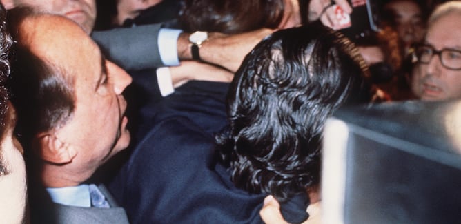 José María Ruiz Mateos intenta agredir al ex ministro de Economía, Miguel Boyer (03/05/1989)