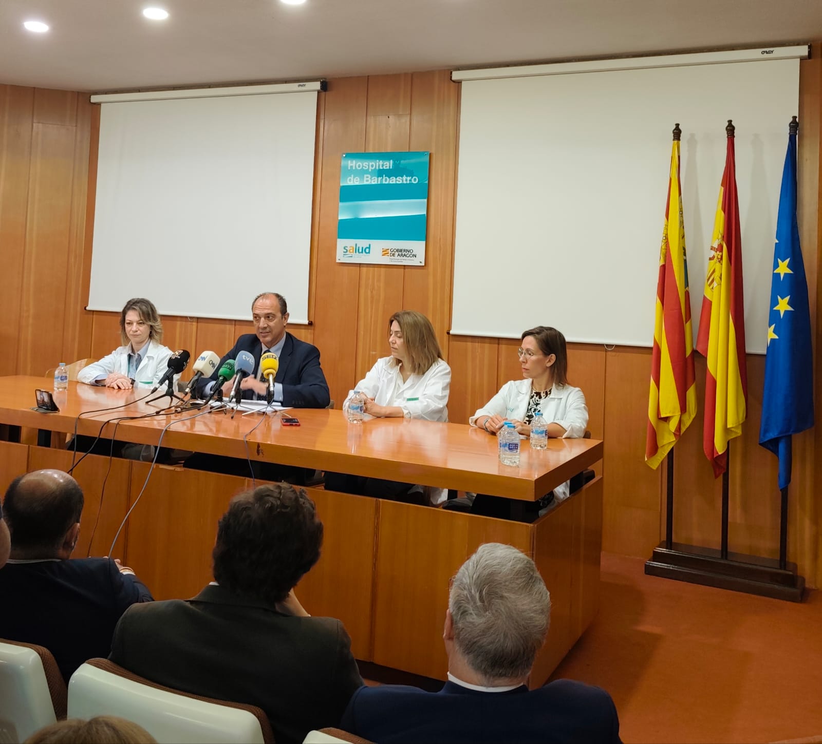 José Luis Bancalero junto a miembros del equipo directivo en Rueda de Prensa en el Hospital de Barbastro.