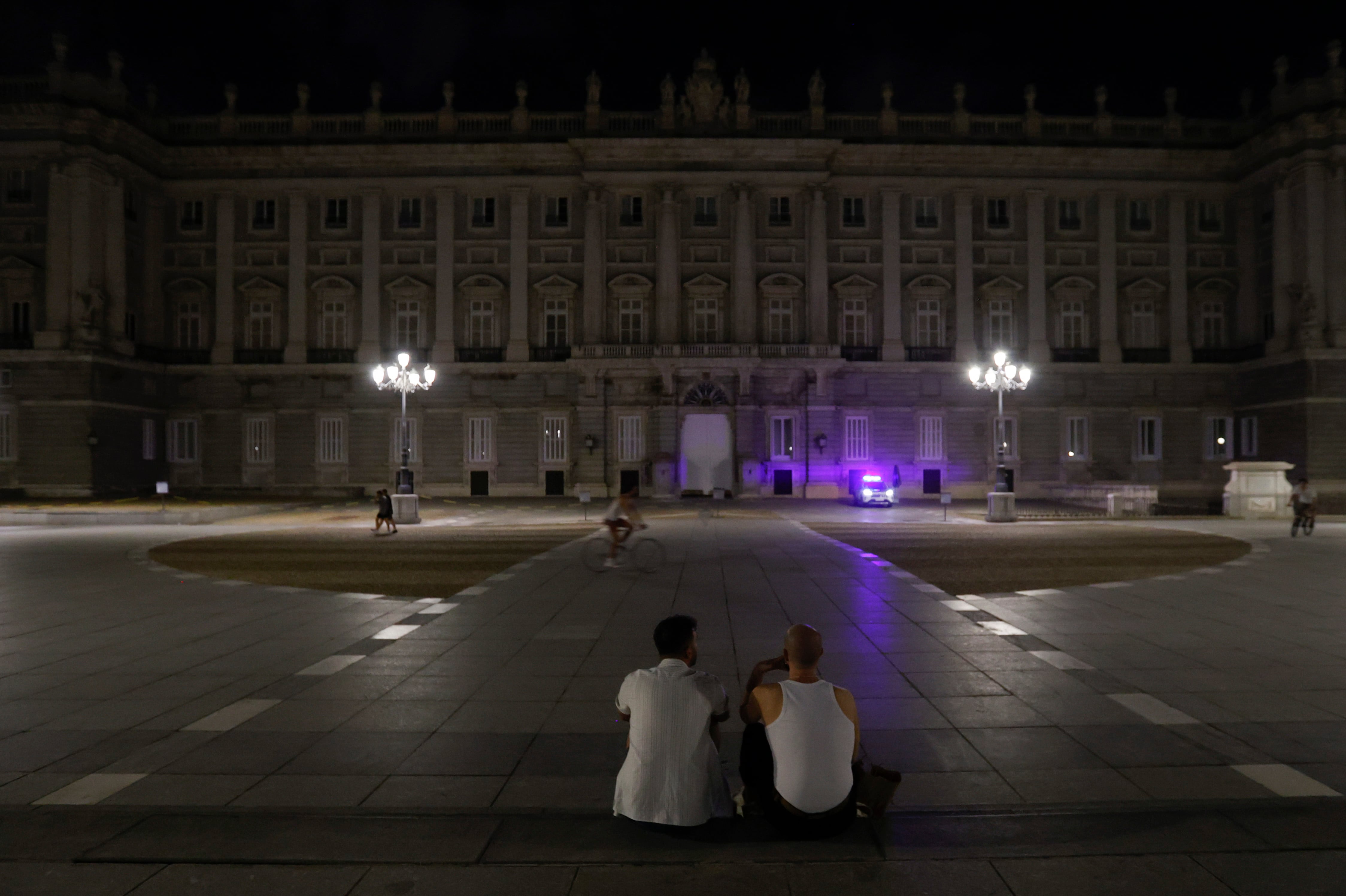 Vista del Palacio Real apagado la semana pasada en la madrileña plaza de Oriente.