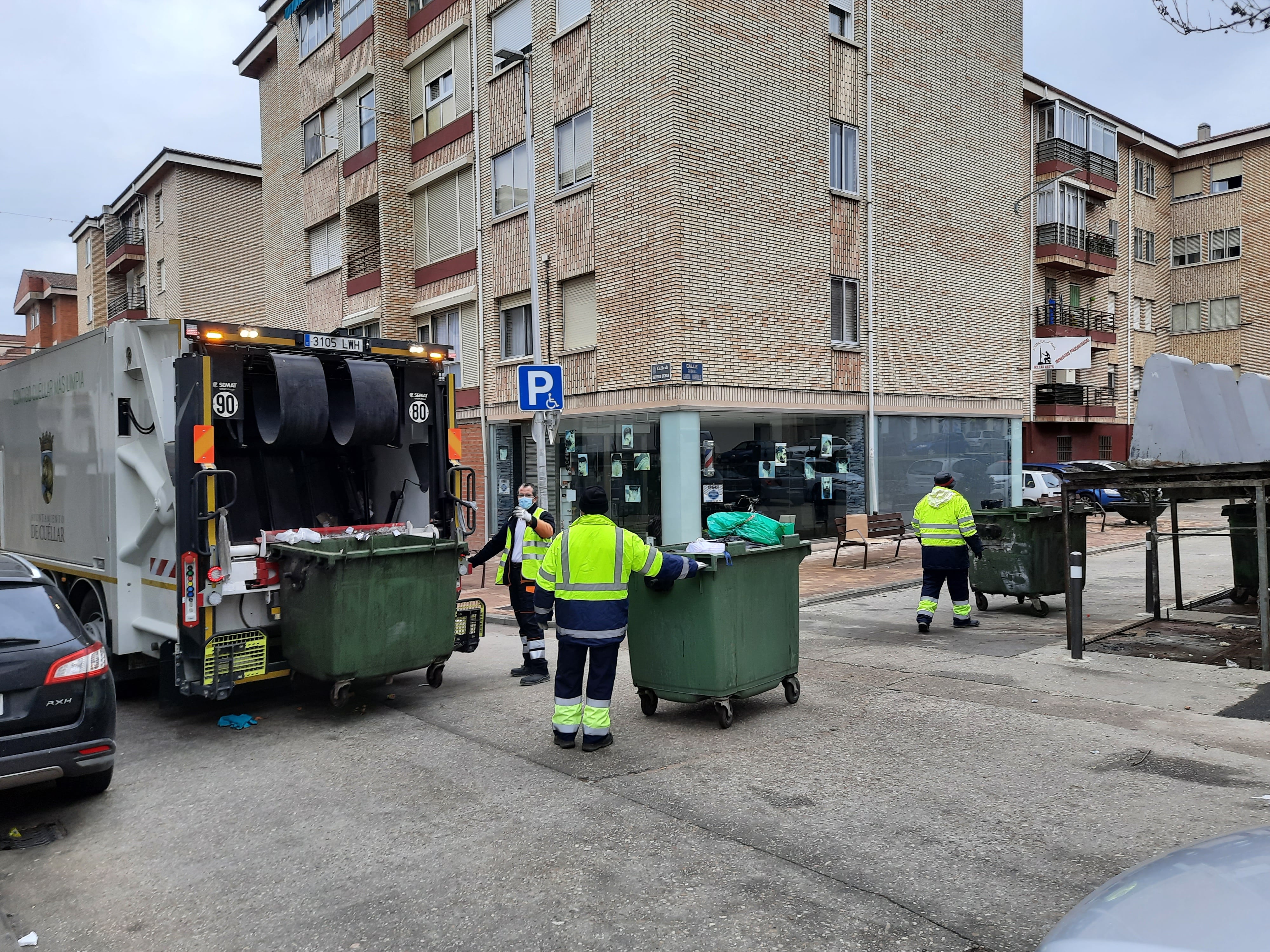 Operarios municipales recogen la basura de contenedores orgánicos en Cuéllar