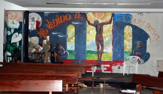 Mural pintado por los diversos fieles de la iglesia que representa la acción social que en ella se lleva a cabo. En él se puede leer "He venido a liberar a los presos".